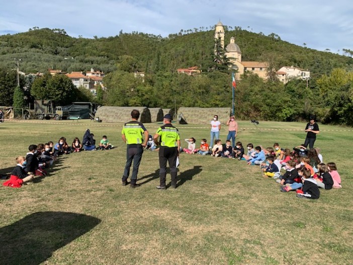 Garlenda, gli alunni della scuola primaria incontrano il Nucleo di Soccorso Cinofilo e gli Alpini (FOTO)