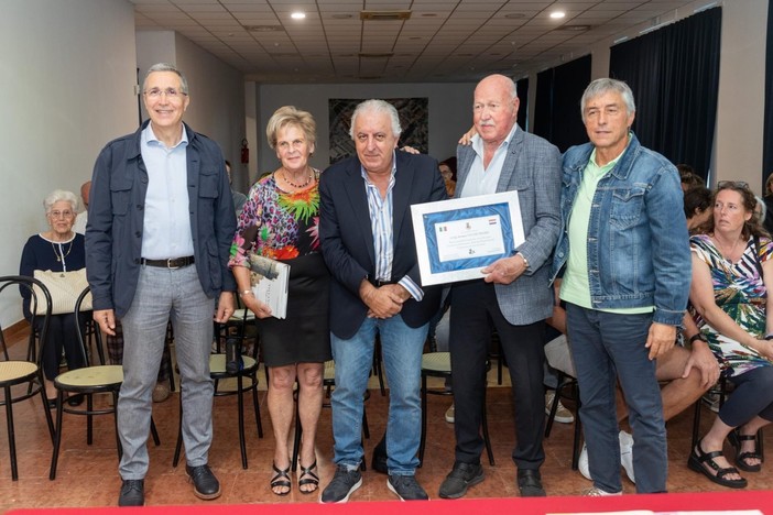 L'omaggio di Villanova d’Albenga a Herman Van Nieuwkerk, imprenditore dell’export dei fiori: "Esempio di capacità imprenditoriale ed etica"