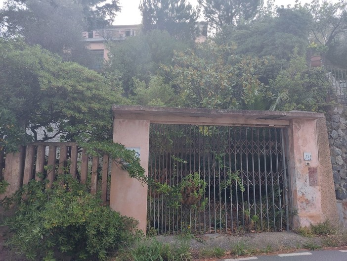 Albisola, la richiesta di svincolo per l'hotel Bel Sit crea discussione. Consigliere Baccino: "Modificare la destinazione d'uso è un controsenso"