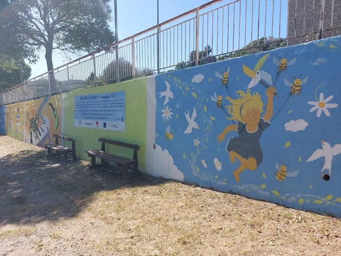 Savona, inaugurato nel parco della Rocca di Legino il murales ispirato al libro di favole di Carlo Giacobbe (FOTO)