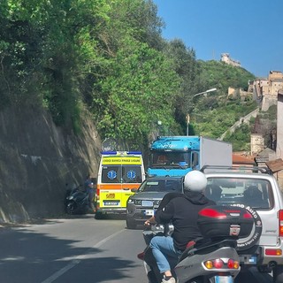 Incidente sulla Sp490 tra Finale e Finalborgo: coinvolti un mezzo pesante e una moto, disagi al traffico
