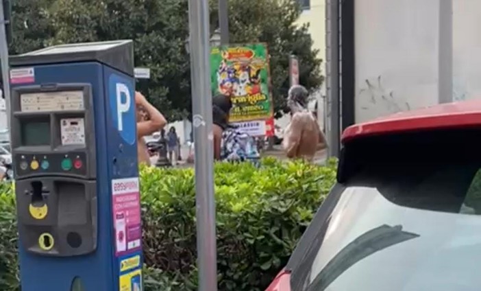 Alassio, doccia improvvisata nella fontana di piazza Sant'Ambrogio: indignazione social