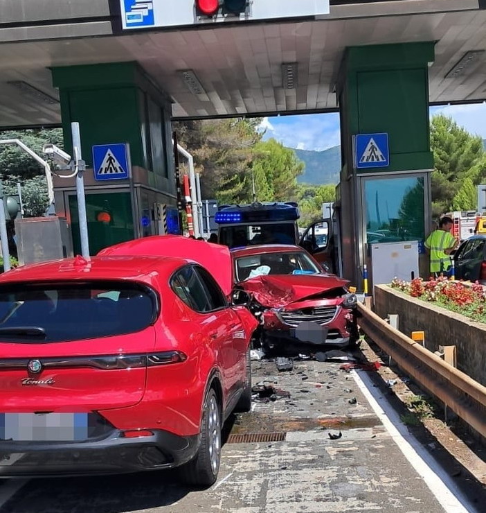 Prendono l'autostrada al contrario, frontale al casello di San Bartolomeo al Mare: un 65enne ricoverato al Santa Corona