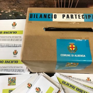 Albenga, un gazebo del "Bilancio Partecipativo" in piazza del Popolo