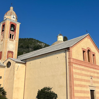 Varigotti, la chiesa parrocchiale di San Lorenzo mostra il suo “nuovo” volto: conclusi i restauri a tetto e prospetti