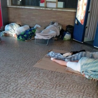 Pietra, il consigliere Carrara: "Bivacchi nella stazione ferroviaria: spettacolo avvilente per l'immagine della città"