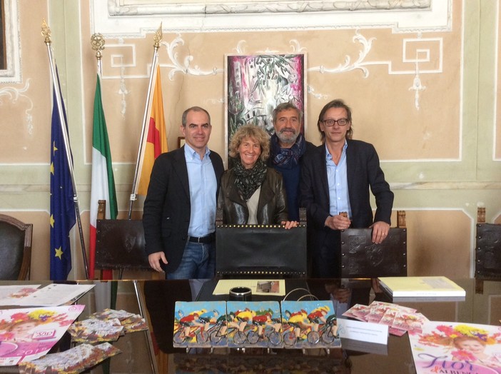 Albenga, gli artisti Rossana Rivolta e Sergio Giusto donano due opere in onore del Giro d'Italia Albenga, gli artisti Rossana Rivolta e Sergio Giusto donano due opere in onore del Giro d'Italia