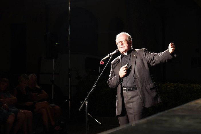 Tutto esaurito per la lectio magistralis di Don Doglio su Leonardo: 300 persone hanno affollato il Giardino delle Boschine (FOTO)
