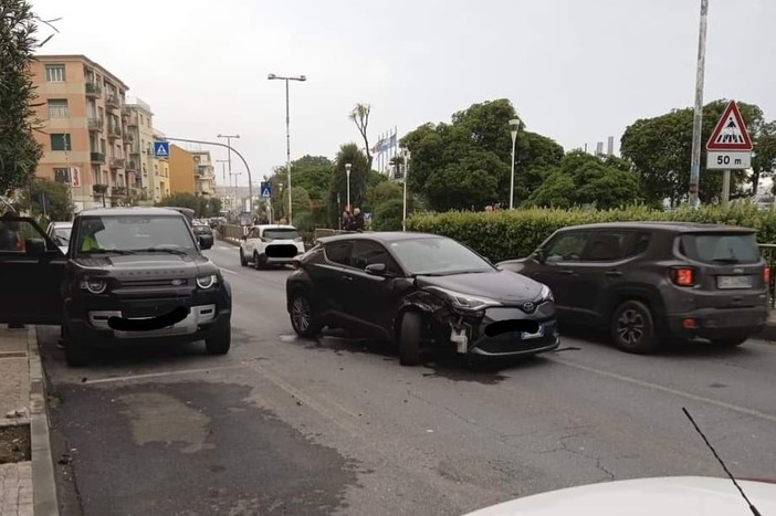 Albissola, incidente sull'Aurelia in Corso Bigliati: traffico in tilt Albissola, incidente sull'Aurelia in Corso Bigliati: traffico in tilt