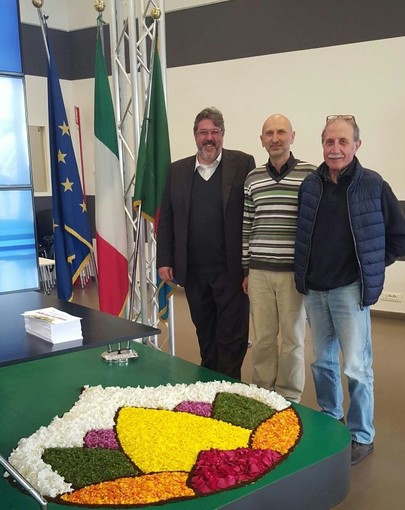 Gli infioratori di Ranzi a Genova. Commenta orgoglioso Vaccarezza: "Questa è #lamialiguria!" Gli infioratori di Ranzi a Genova. Commenta orgoglioso Vaccarezza: "Questa è #lamialiguria!"