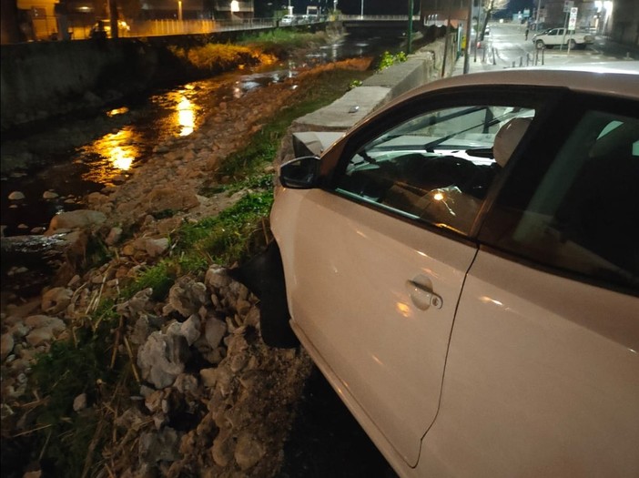 Loano, perde il controllo dell'auto e abbatte un muretto
