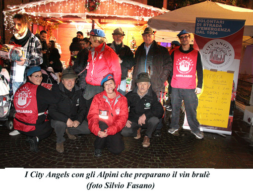 Albenga festosa ma anche sicura, tra luminarie, Alpini e City Angels