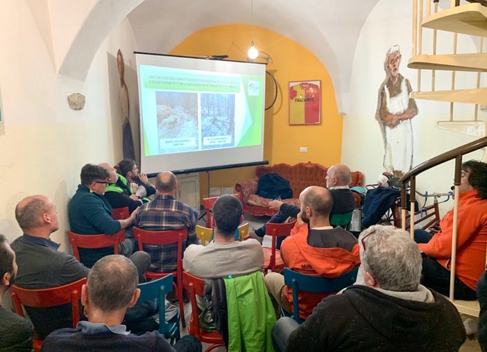 Finale, conoscere meglio il territorio: l’incontro fra il geologo Alberelli ed un gruppo di trailbuilder e guide mtb Finale, conoscere meglio il territorio: l’incontro fra il geologo Alberelli ed un gruppo di trailbuilder e guide mtb