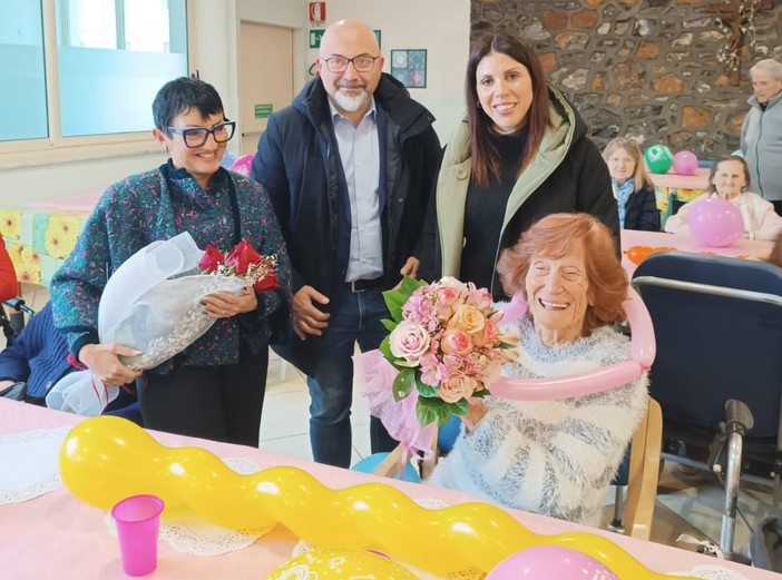 Grande festa a Borghetto: Argentina Silvestro spegne 101 candeline Grande festa a Borghetto: Argentina Silvestro spegne 101 candeline