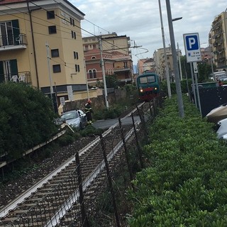 Loano, auto &quot;intrappolata&quot; tra le sbarre del passaggio a livello: intervento dei vigili del fuoco