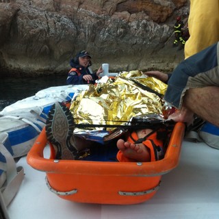 Salva per miracolo: Capitaneria e Vigili del Fuoco soccorrono rocciatrice francese a Capo Noli (le foto)