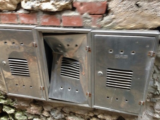 Finale, degrado in vico Legnino e Gradinata delle Rose