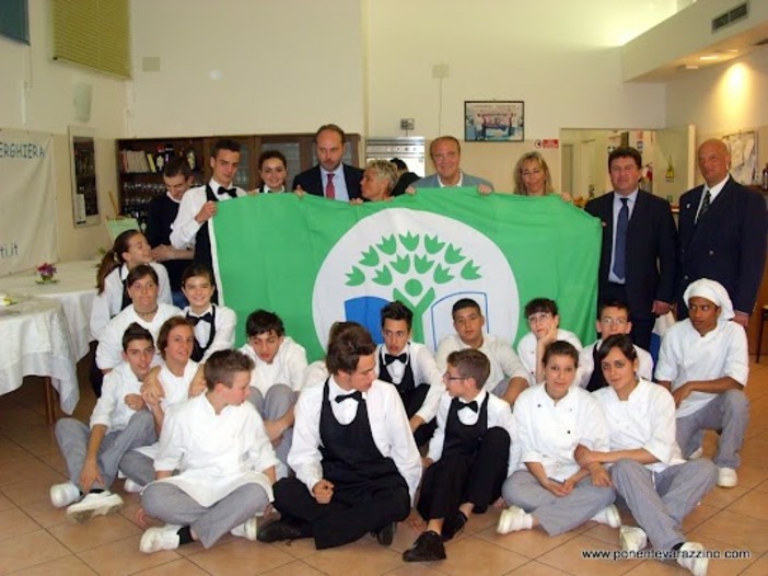 Ieri la FEE ha consegnato al Miretti la Bandiera Verde Ieri la FEE ha consegnato al Miretti la Bandiera Verde