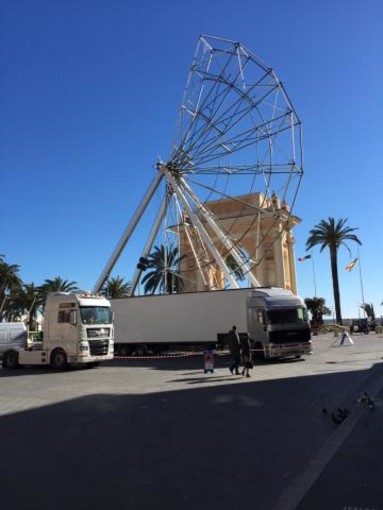 Piazza Vittorio Emanuele a Finale cambia volto: in corso di allestimento la ruota panoramica Piazza Vittorio Emanuele a Finale cambia volto: in corso di allestimento la ruota panoramica
