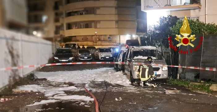 Savona, due auto in fiamme a Legino: intervento dei Vigili del fuoco (FOTO)