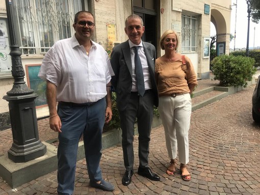 Albissola, il Sottosegretario Costa in visita istituzionale: incontro con gli assessori Silvestro e Tomaghelli