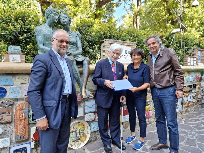 Nuova piastrella autografata sul Muretto di Alassio: è quella dello scultore Flavio Furlani