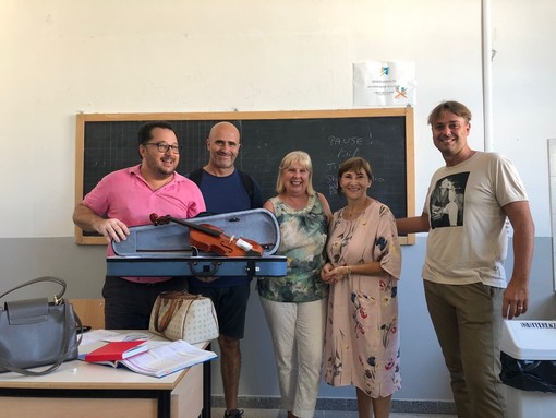 Consegnato, questa mattina, al Liceo musicale Bruno il violino donato dalla sezione di Forza Italia Albenga