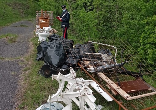 Piana Crixia, abbandono di rifiuti ingombranti nel bosco: denunciato un artigiano