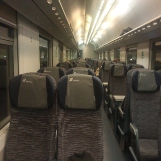 Liguria, l'allarme dei sindacati: "Tutti a casa i lavoratori dei carrellini ristoro a bordo degli Intercity"