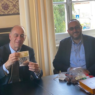 Alassio, un Bacio speciale per accogliere gli ospiti della Città del Muretto (VIDEO)