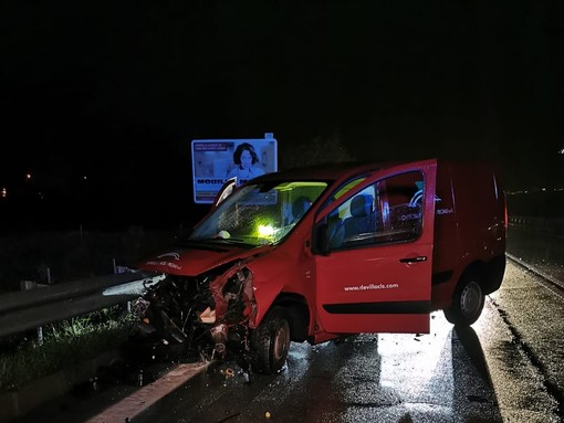 Borghetto, furgone si schianta contro il guard-rail: due feriti al Santa Corona Borghetto, furgone si schianta contro il guard-rail: due feriti al Santa Corona