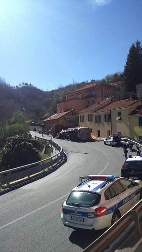 Tir si ribalta sulla Provinciale del Cadibona: attesa l'autogru per la rimozione, disagi alla viabilità Tir si ribalta sulla Provinciale del Cadibona: attesa l'autogru per la rimozione, disagi alla viabilità