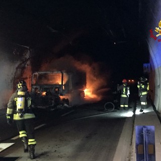 A10, camion in fiamme in galleria all'altezza di Spotorno: si sblocca la circolazione autostradale