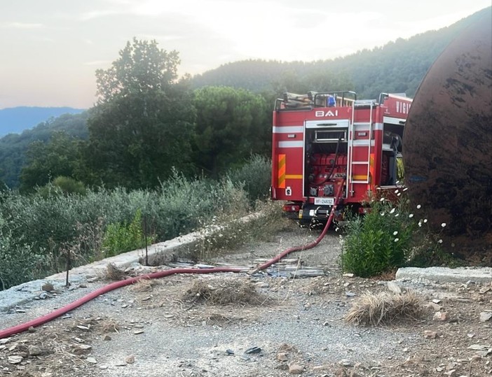 Alassio, incendio sul monte Bignone: Vigili del fuoco in azione Alassio, incendio sul monte Bignone: Vigili del fuoco in azione