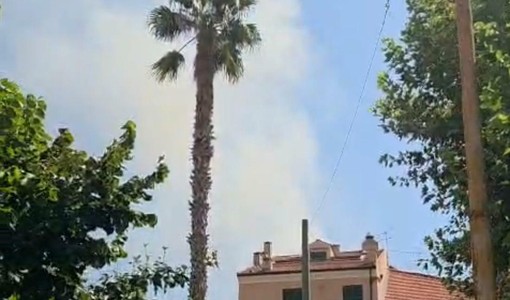 Mansarda in fiamme in centro a Loano, intervento dei Vigili del fuoco Mansarda in fiamme in centro a Loano, intervento dei Vigili del fuoco