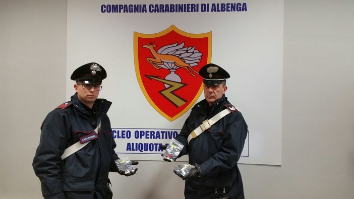 Albenga, nascondevano droga negli incavi degli accendini: due arresti