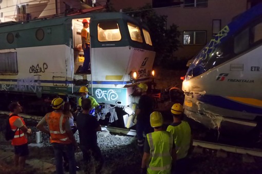 Treno contro furgone a Loano, riaperta la circolazione ferroviaria. Assoutenti: "Subito il sequestro della linea"