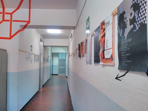 Immagine di repertorio: i corridoi dell'Ipsia di Finale Ligure