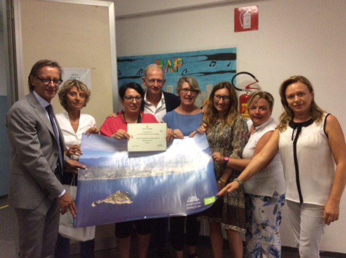 Albenga, restyling scuola Mameli-Alighieri: consegnati gli attestati di ringraziamento al Comitato genitori (FOTO)