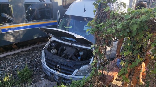 "Ho visto il treno arrivare dallo specchietto e via...": il racconto dell'autista del furgone centrato dal treno a Loano