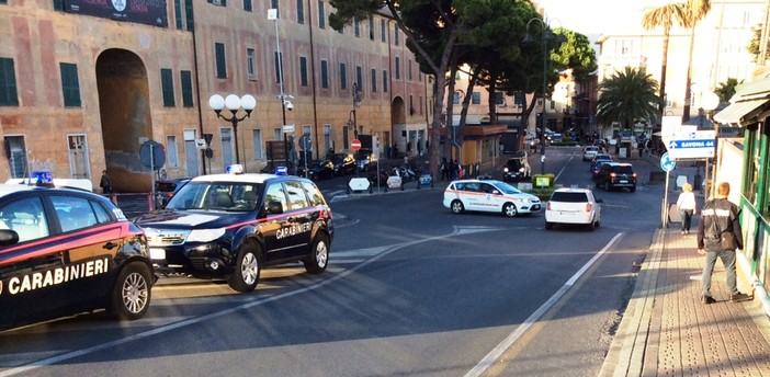 Albenga, sotto la minaccia di un’arma si era fatto consegnare denaro da tre studenti: arrestato Albenga, sotto la minaccia di un’arma si era fatto consegnare denaro da tre studenti: arrestato