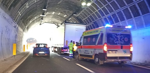 A10, incidente in galleria tra Spotorno e Feglino: scontro camion-auto, traffico in tilt (FOTO) A10, incidente in galleria tra Spotorno e Feglino: scontro camion-auto, traffico in tilt (FOTO)