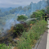 Perde il controllo di un fuoco per bruciare sterpaglie: incendio sulle alture di Alassio (FOTO)