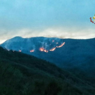 Continuano gli incendi nel ponente ligure: situazione sotto controllo a Capo Mimosa
