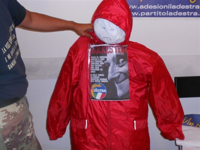 La Destra Savona impicca un manichino per protestare contro la direttiva Bolkenstein