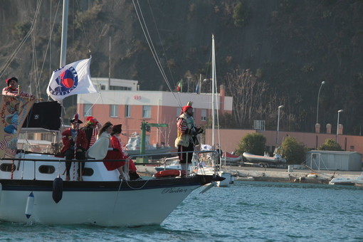 Assonautica Savona porta in barca il &quot;Re del Carnevale&quot;, Sua Maestà Cicciolin