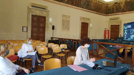 Savona e gli assembramenti in Darsena: spazio agli steward, ai segni per terra e alla cartellonistica Savona e gli assembramenti in Darsena: spazio agli steward, ai segni per terra e alla cartellonistica