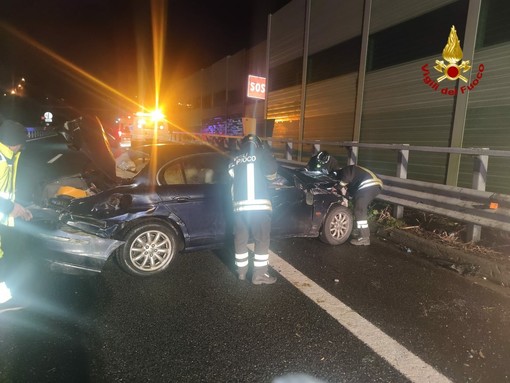 Incidente sulla A10 tra Savona e Albissola: auto finisce contro il guard-rail, conducente estratto dai vigili del fuoco (FOTO) Incidente sulla A10 tra Savona e Albissola: auto finisce contro il guard-rail, conducente estratto dai vigili del fuoco (FOTO)