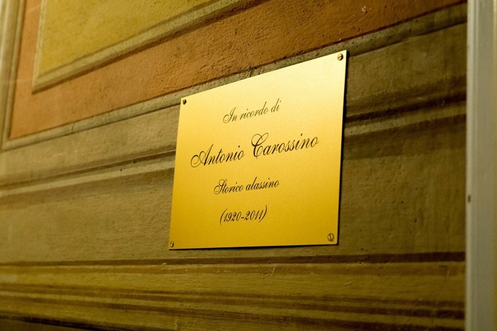 Alassio: la sala riunioni del Comune intitolata ad Antonio Carossino Alassio: la sala riunioni del Comune intitolata ad Antonio Carossino