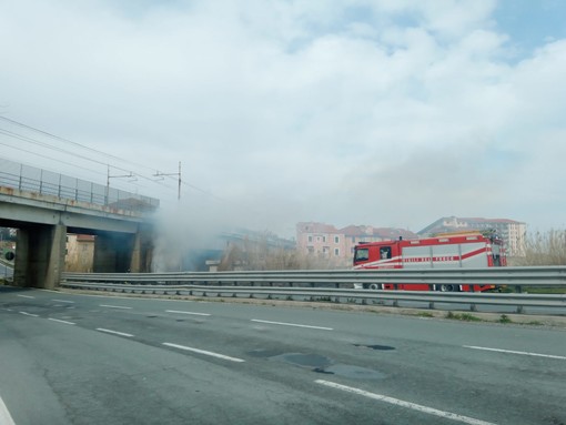 Incendio di sterpaglie vicino alla strada di scorrimento Vado-Savona